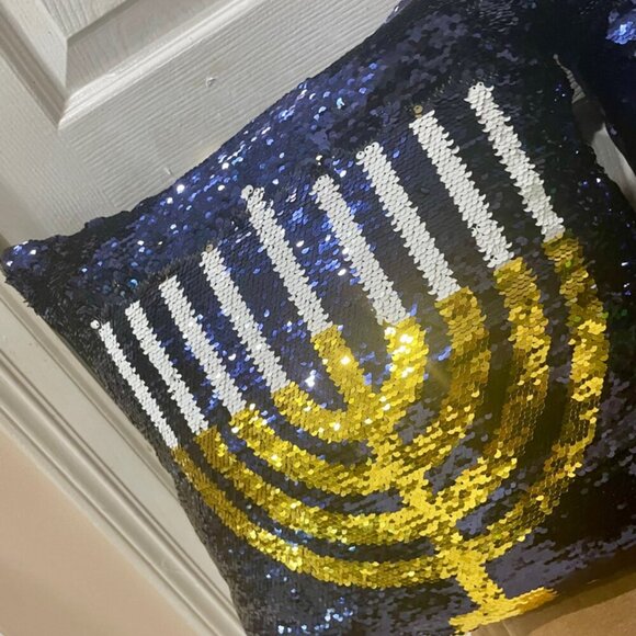 HANUKAH MENORAH SEQUIN PILLOWS FESTIVE LIGHTS 18x18 SET OF 2 EXCELLET CONDITION - Picture 6 of 16